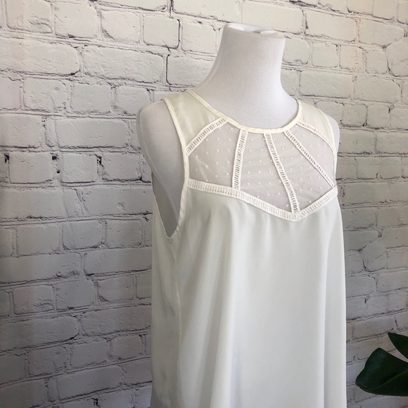 🌸 3/$15 Lush White Sleeveless Blouse - Picture 3 of 8